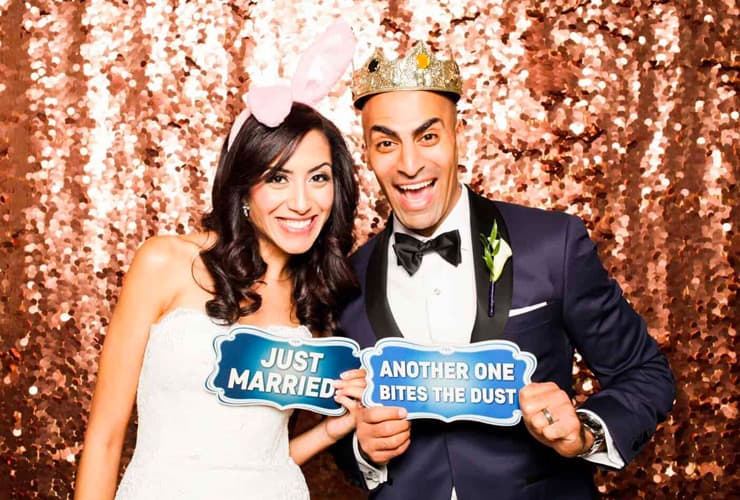 twee personen die met meegeleverde props op de foto gaan in ons photo booth