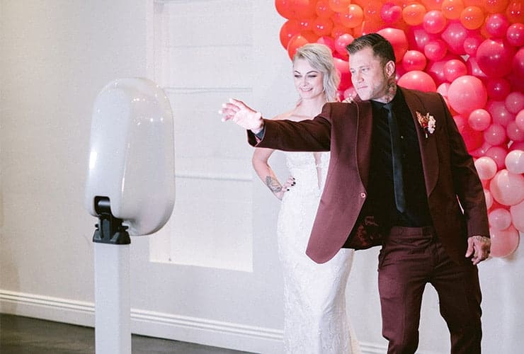 man en vrouw maken foto met photobooth bij trouwfeest in leiden