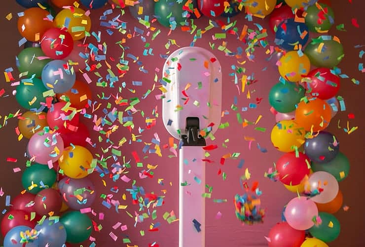voorbeeldfoto van photobooth opgesteld in leiden met ballonnen en confetti