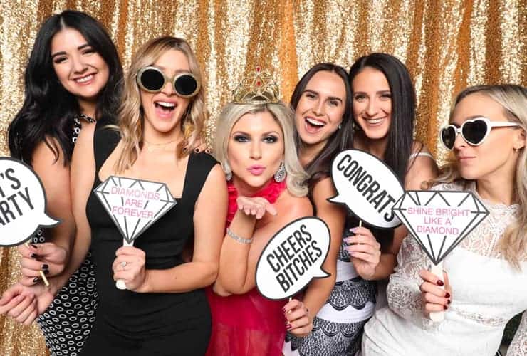vriendinnen op de foto bij photobooth in leiden met props