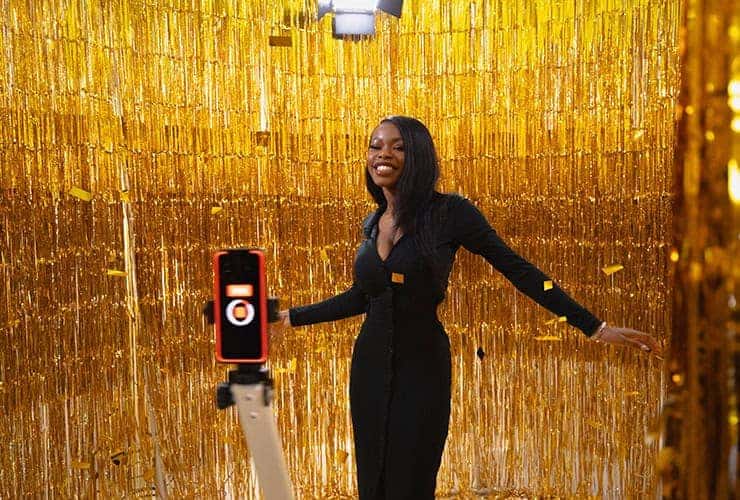 Voorbeeld van vrouw die 360 booth gebruikt op feestje in Alkmaar